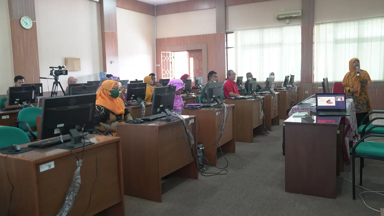 Narasumber KCOC menyampaikan materi