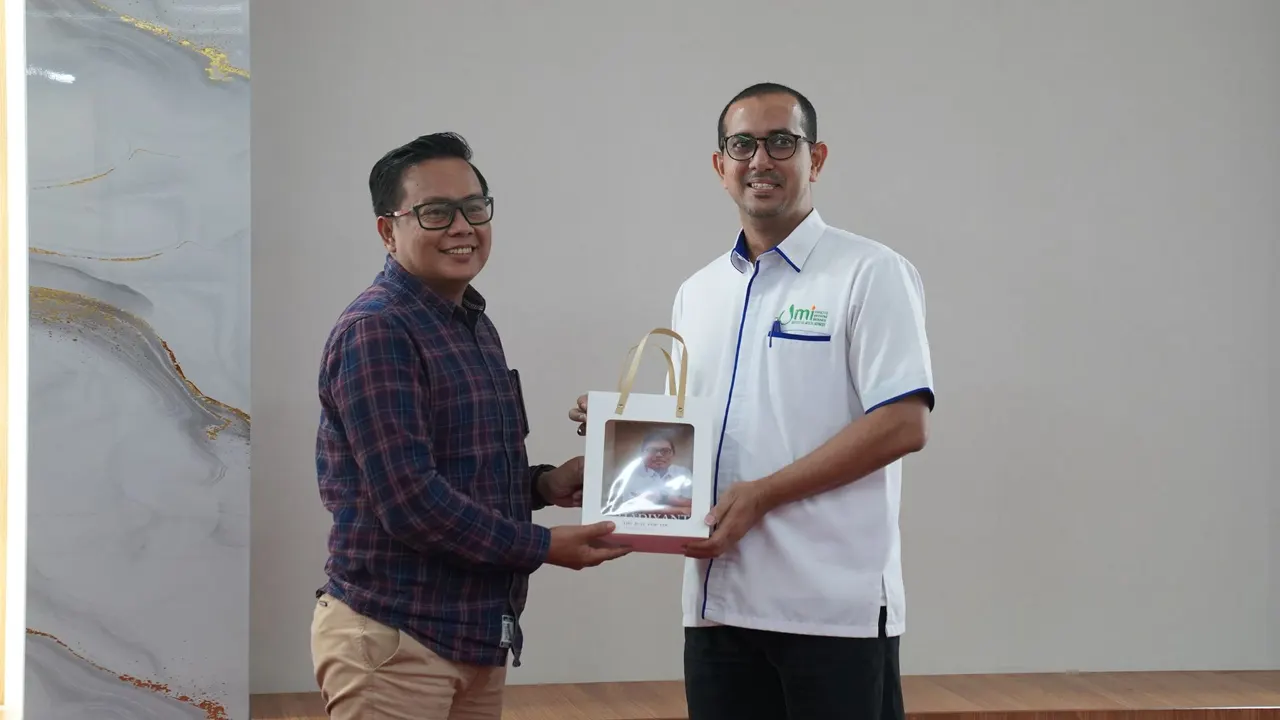 Penyerahan Cinderamata bagi Perwakilan Peserta FKP (Dekan FEB UMI Makassar)
