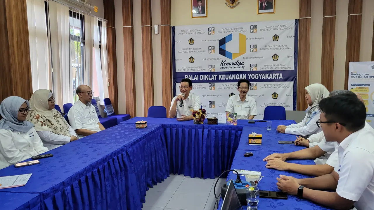 Kepala Pusdiklat KNPK memberikan sambutan dan ceramah pada pembukaan PKP dan melaksanakan kunjungan kerja ke BDK Yogyakarta