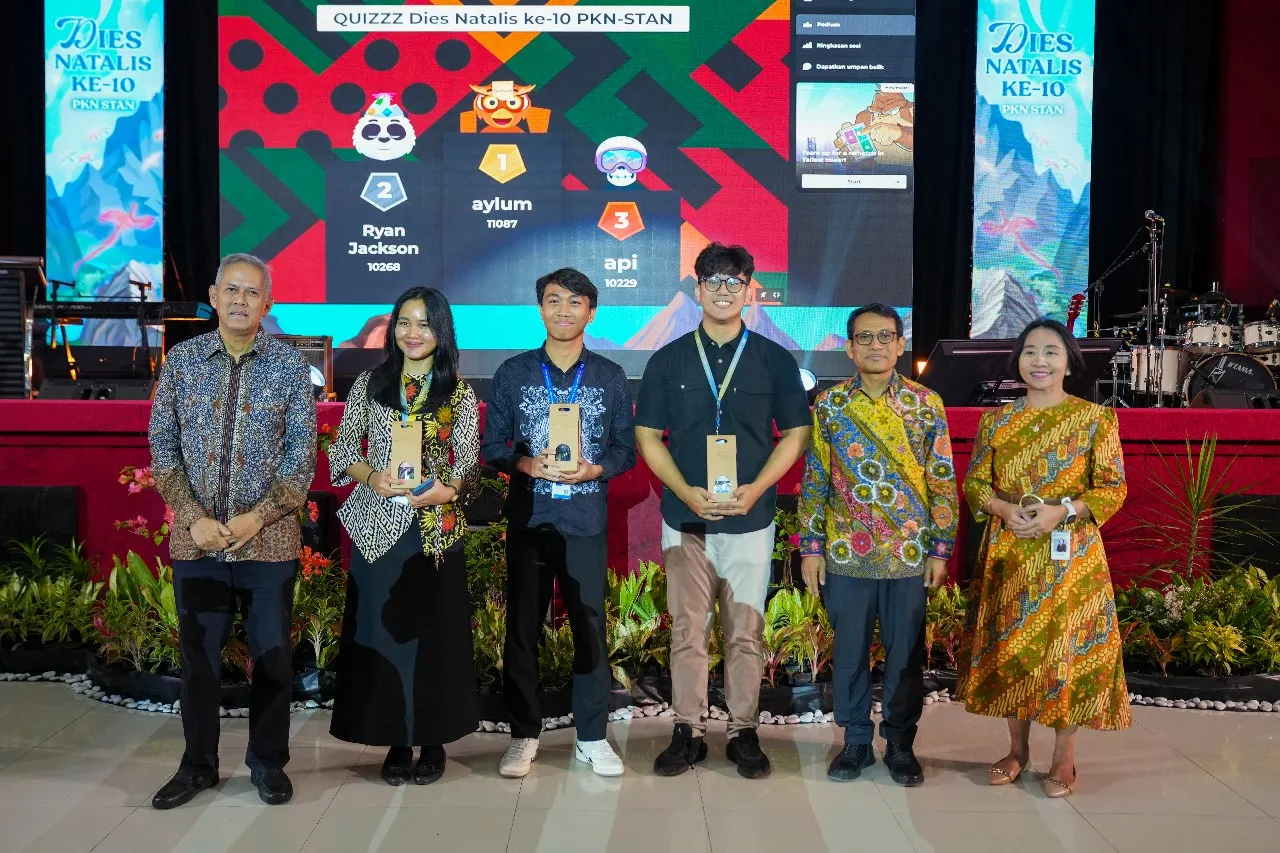 Wamenkeu Anggito foto bersama pemenang kuis