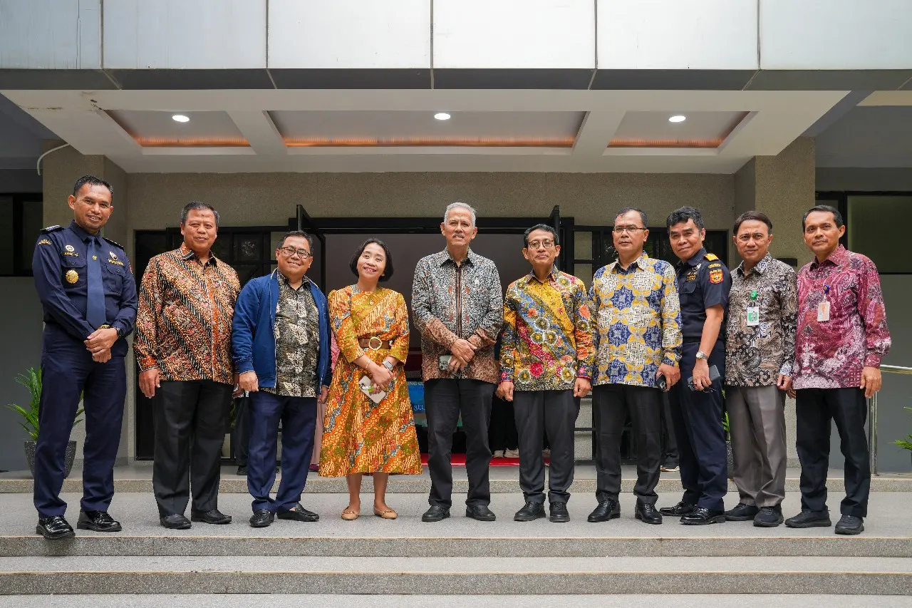 Wamenkeu Anggito berfoto bersama segenap jajaran pimpinan yang hadir