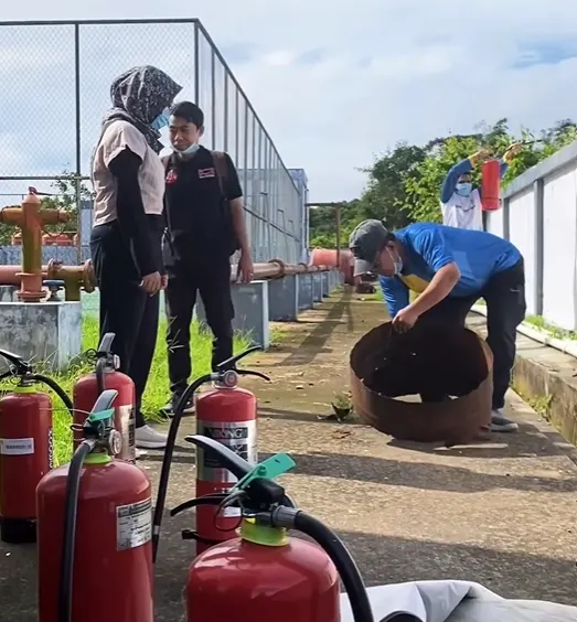 Simulasi Penggunaan APAR (Alat Pemadam Api Ringan)
