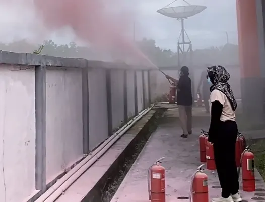 Simulasi Penggunaan APAR (Alat Pemadam Api Ringan)
