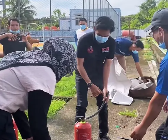 Simulasi Penggunaan APAR (Alat Pemadam Api Ringan)