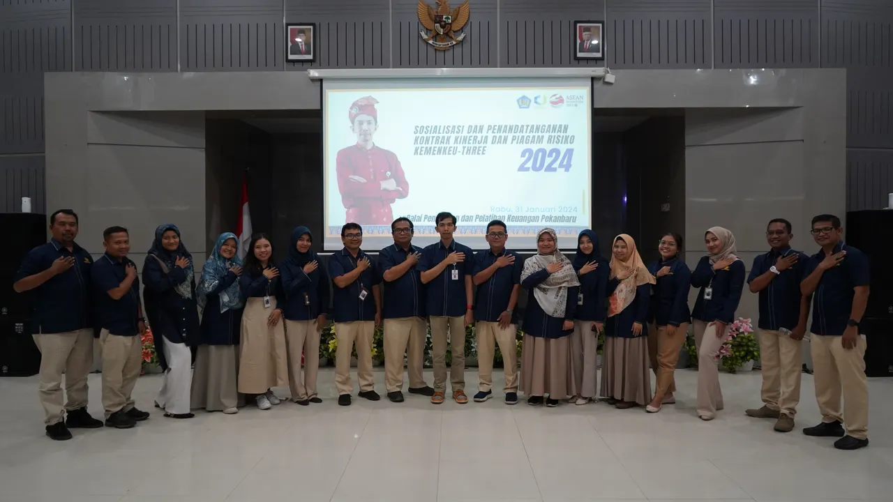 Sosialisasi dan Penandatanganan Perjanjian Kinerja dan Piagam Risiko Kemenkeu-Three Tahun 2024