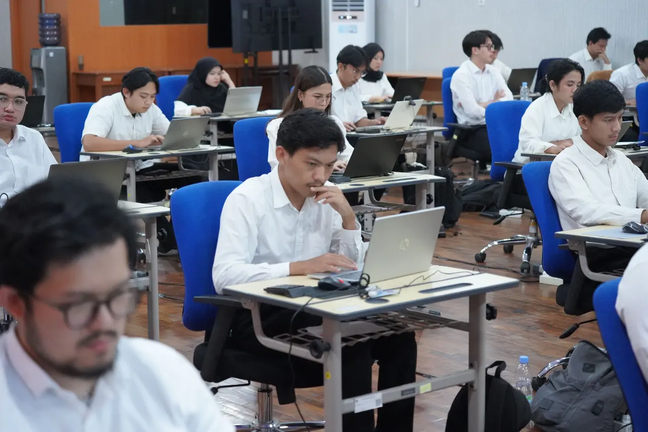 Peserta mengikuti ujian TPA, TBI, dan Psikologi dengan tertib