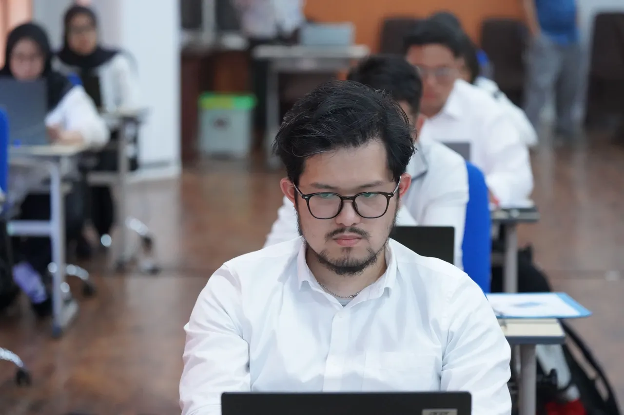 Peserta fokus mengerjakan ujian