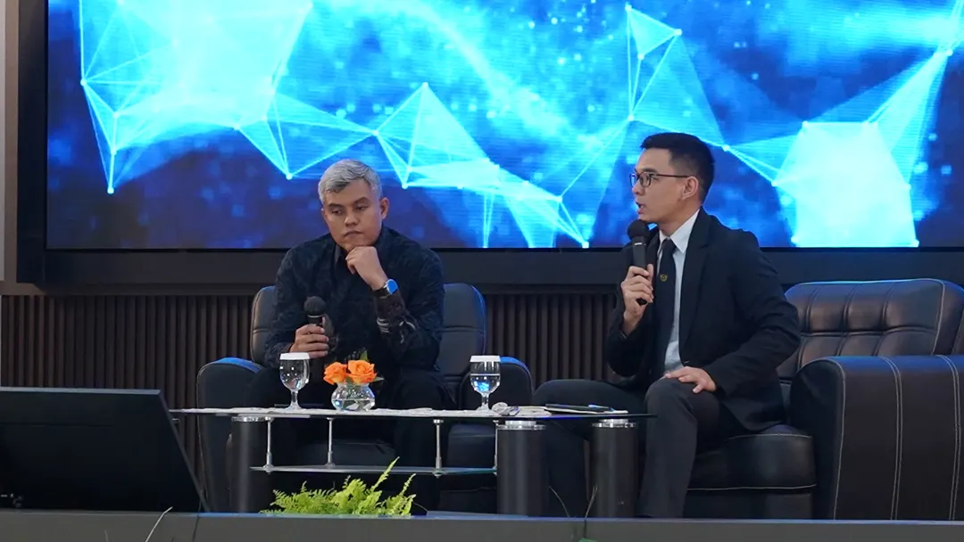 Raka Perdhana Oetomo selaku narasumber dari Direktorat P2, DJBC dan Joppy Teja Sentana  selaku moderator dari Pusdiklat Bea dan Cukai