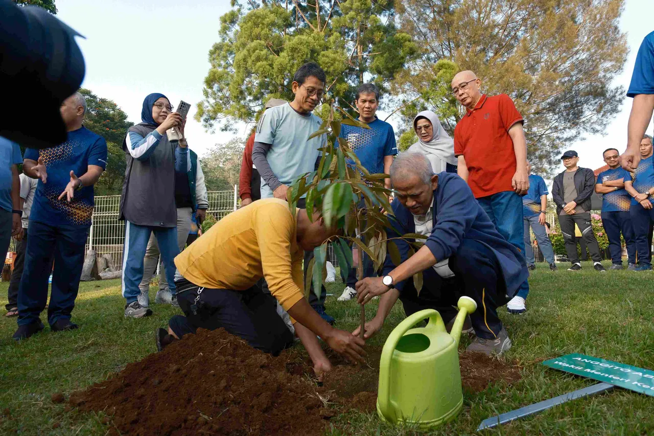 Penanaman Pohon oleh Plt. Kepala BPPK, Bapak Sudarto, Rektor Universitas Bengkulu, serta Wamenkeu III Bapak Anggito Abimanyu