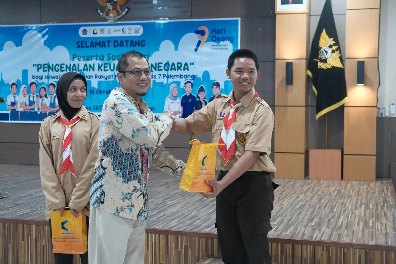 Kepala BDK Palembang memberikan cenderamata bagi siswa yang berpartisipasi aktif