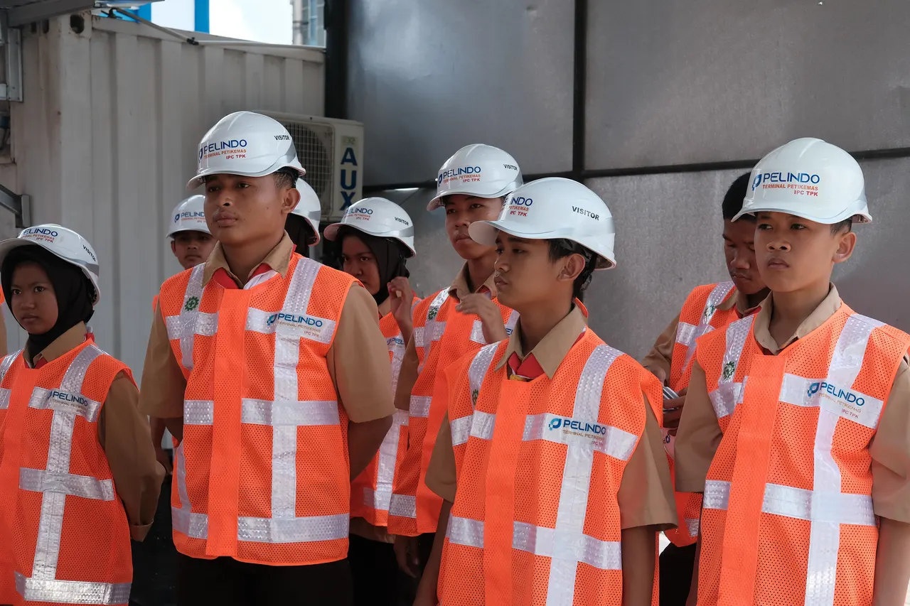 Kunjungan ke Terminal Peti Kemas Pelabuhan Boom Baru