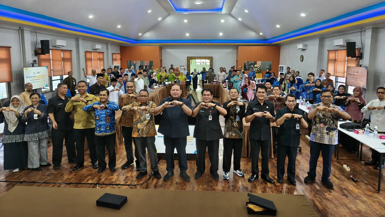 Para tamu undangan berpose bersama peserta Bimtek