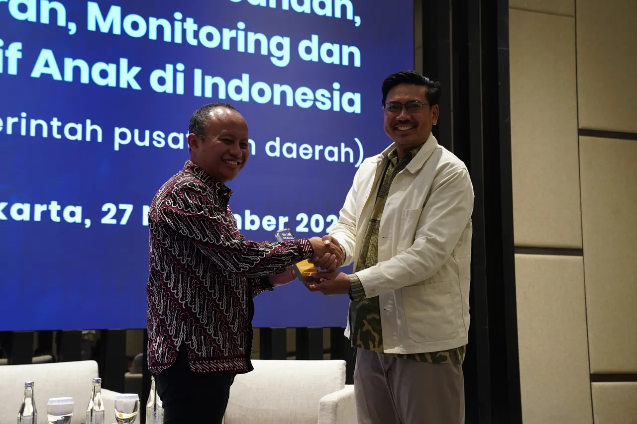 Deputi Pemenuhan Hak Anak Kementerian PPPA, Pribudiarta Nur Sitepu, bersama Ketua Tim Kerja Pusdiklat AP01, Noor Cholis Madjid.