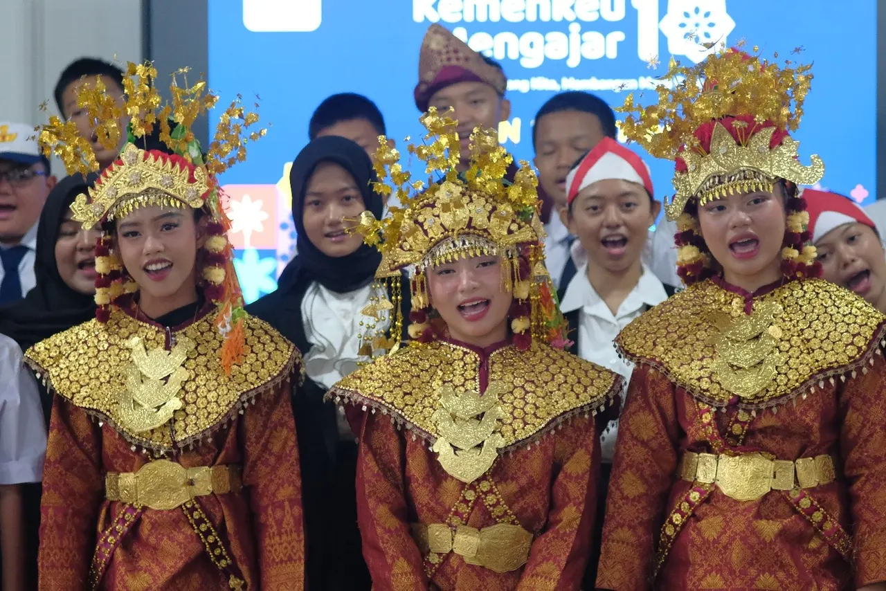 Persembahan lagu oleh para siswa SMPN 3 Palembang