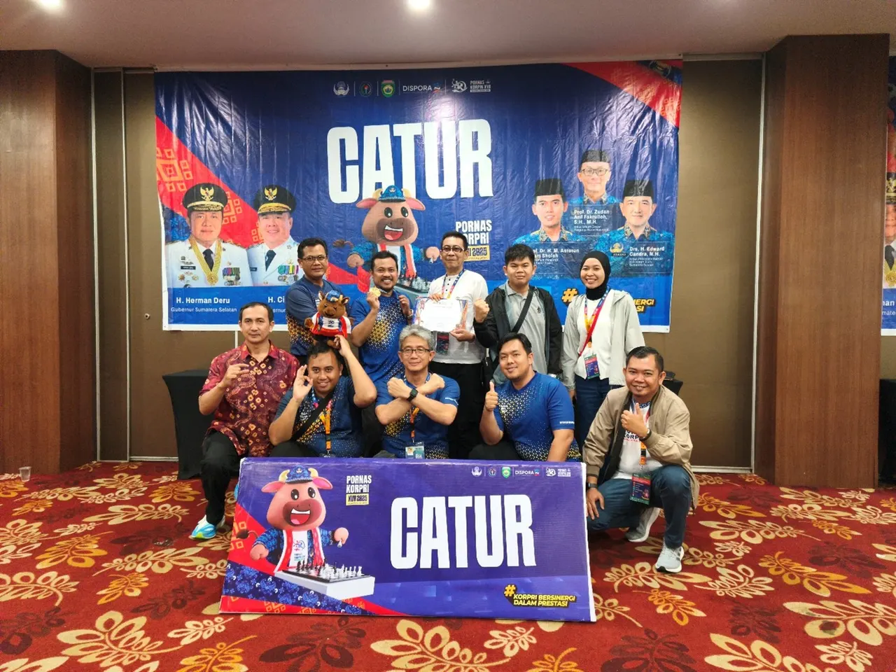 Kontingen Kementerian Keuangan berpose bersama tim pendukung dari Biro Kesra Pemprov Sumsel