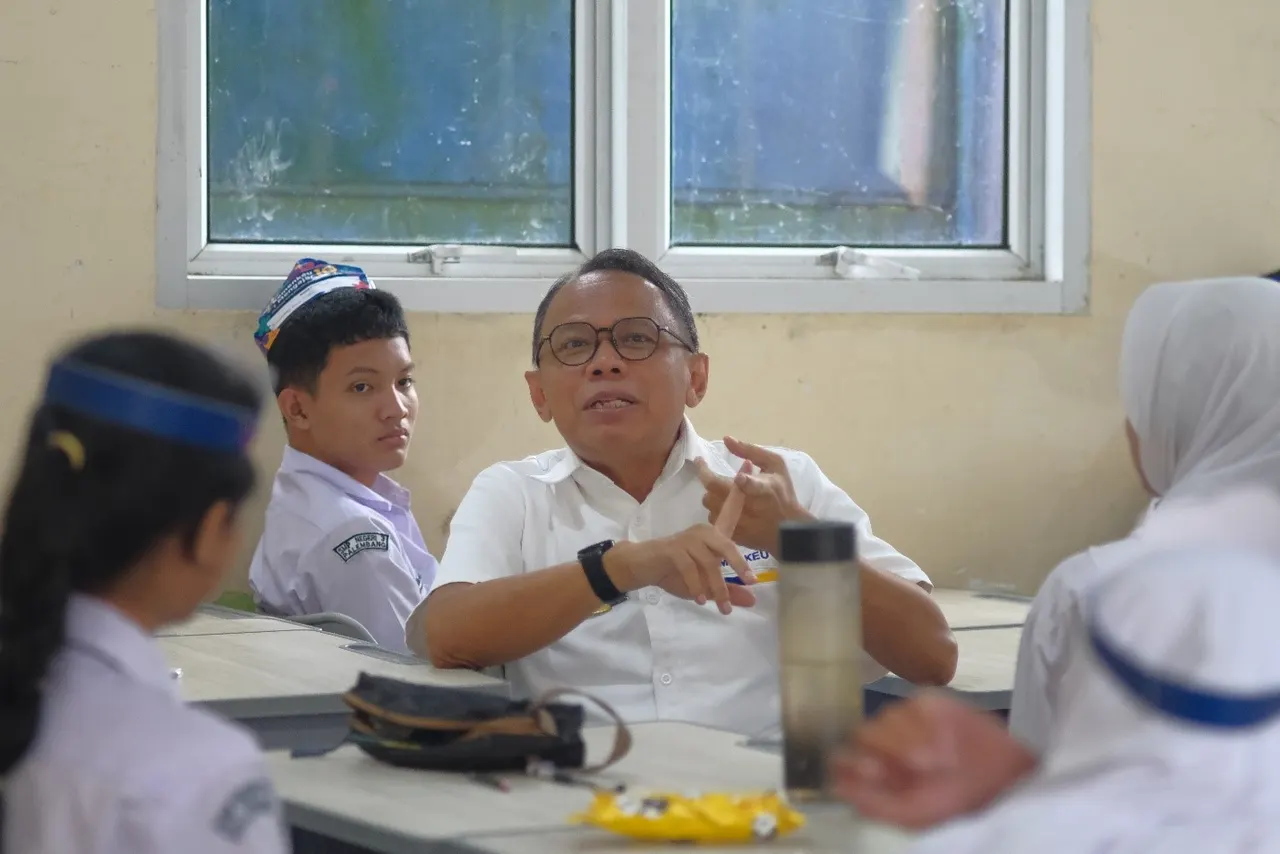 Kepala Kanwil DJPB Sumsel berdiskusi dengan siswa
