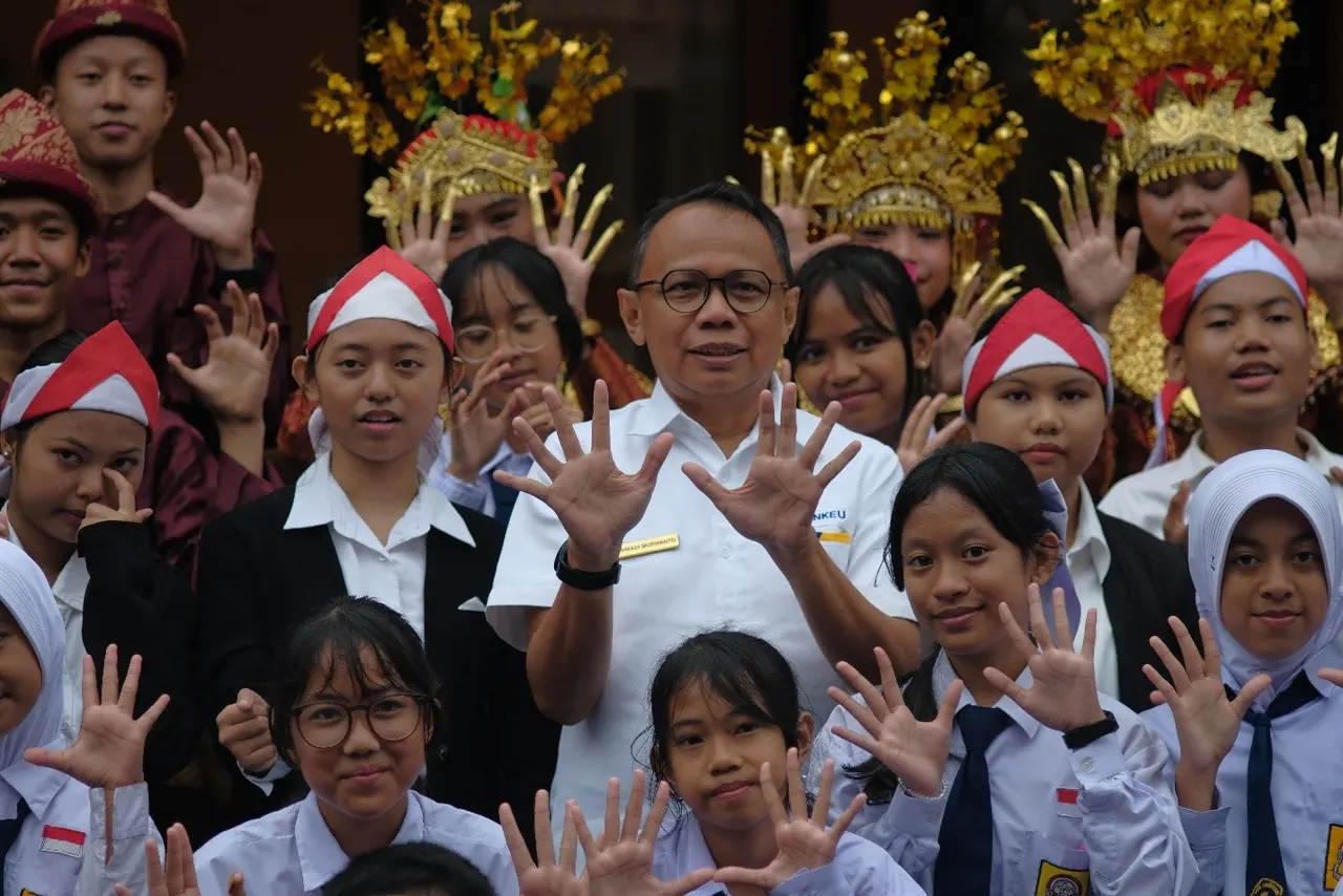 Pimpinan Kemenkeu berpose bersama para siswa SMPN 3 Palembang