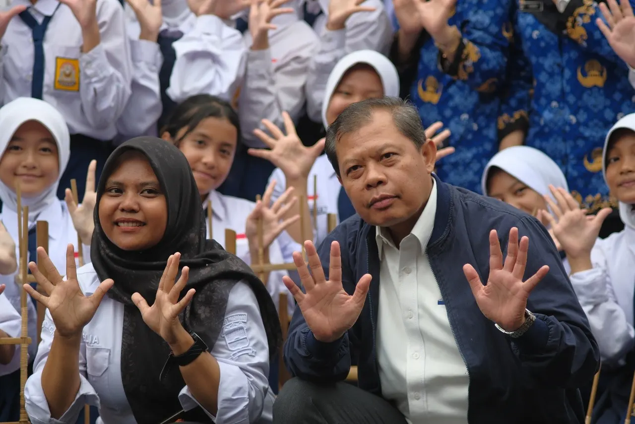 Pimpinan Kemenkeu berpose bersama para siswa SMPN 3 Palembang
