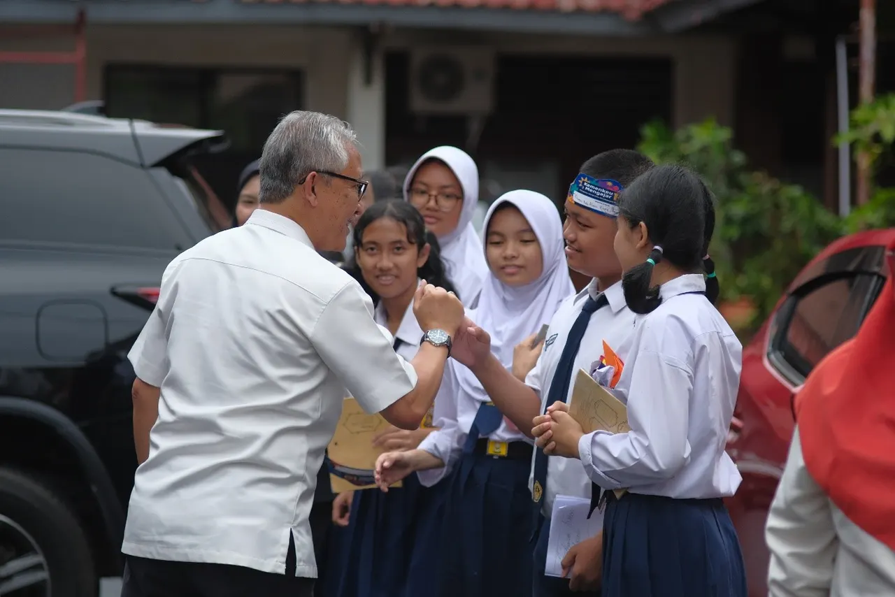 Dirjen Perimbangan Keuangan berinteraksi dengan siswa di penghujung kegiatan