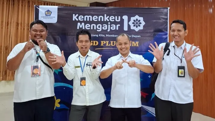 Kepala Subbagian TUKI BDK Palembang bersama tim relawan di SD Plus IGM Palembang