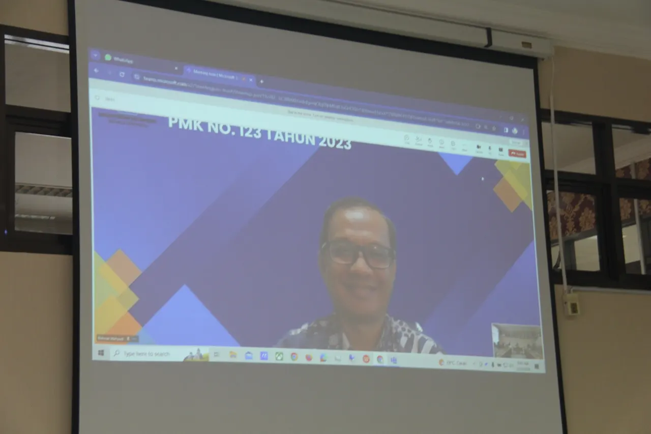Bapak Rohmat Wahyudi mengikuti serah terima jabatan secara daring