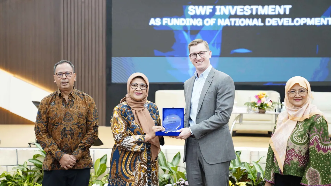 Penyerahan Plakat dari Professor Sari Wahyuni (Fakultas Ekonomi dan Bisnis Universitas Indonesia) kepada Professor Matt Fibiger (Harvard Business School)