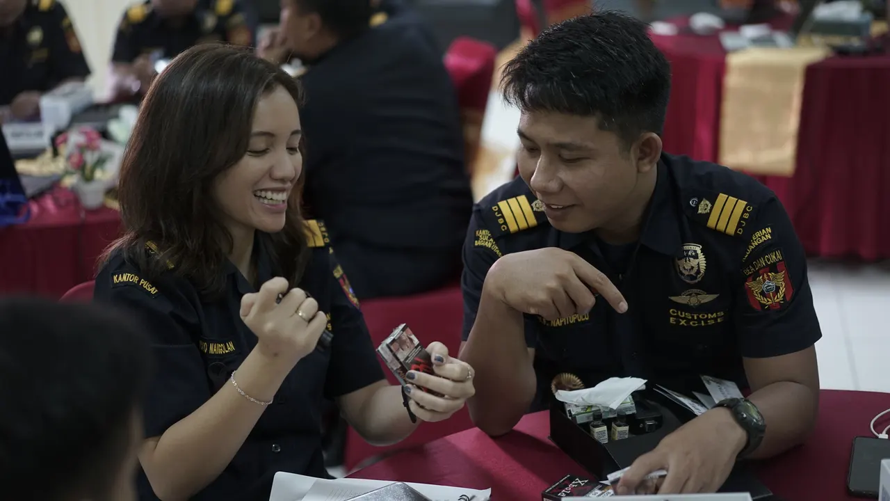 Peserta melakukan identifikasi keaslian pita cukai