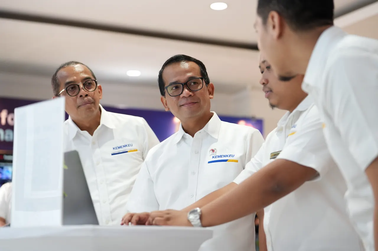 Wamenkeu Nurkholisoh (tengah) mencoba dan berdiskusi tentang penerapan AI di lingkungan Kemenkeu