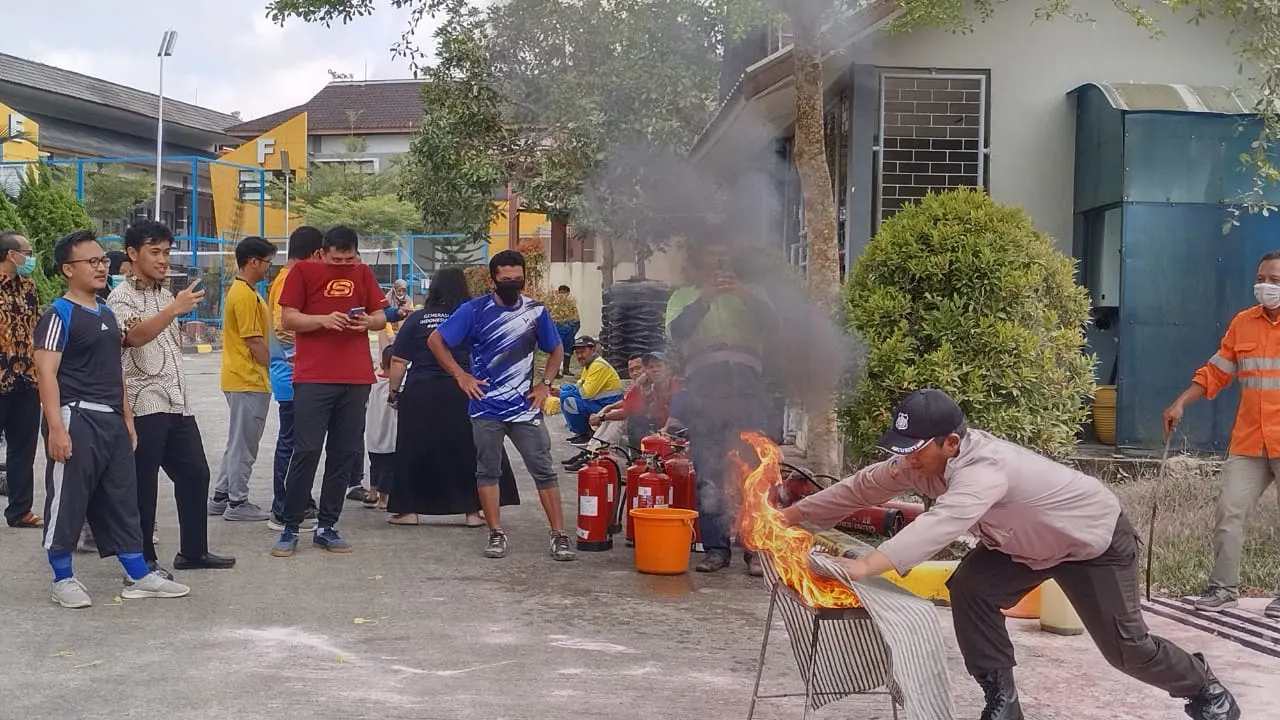 Menggunakan kain basah