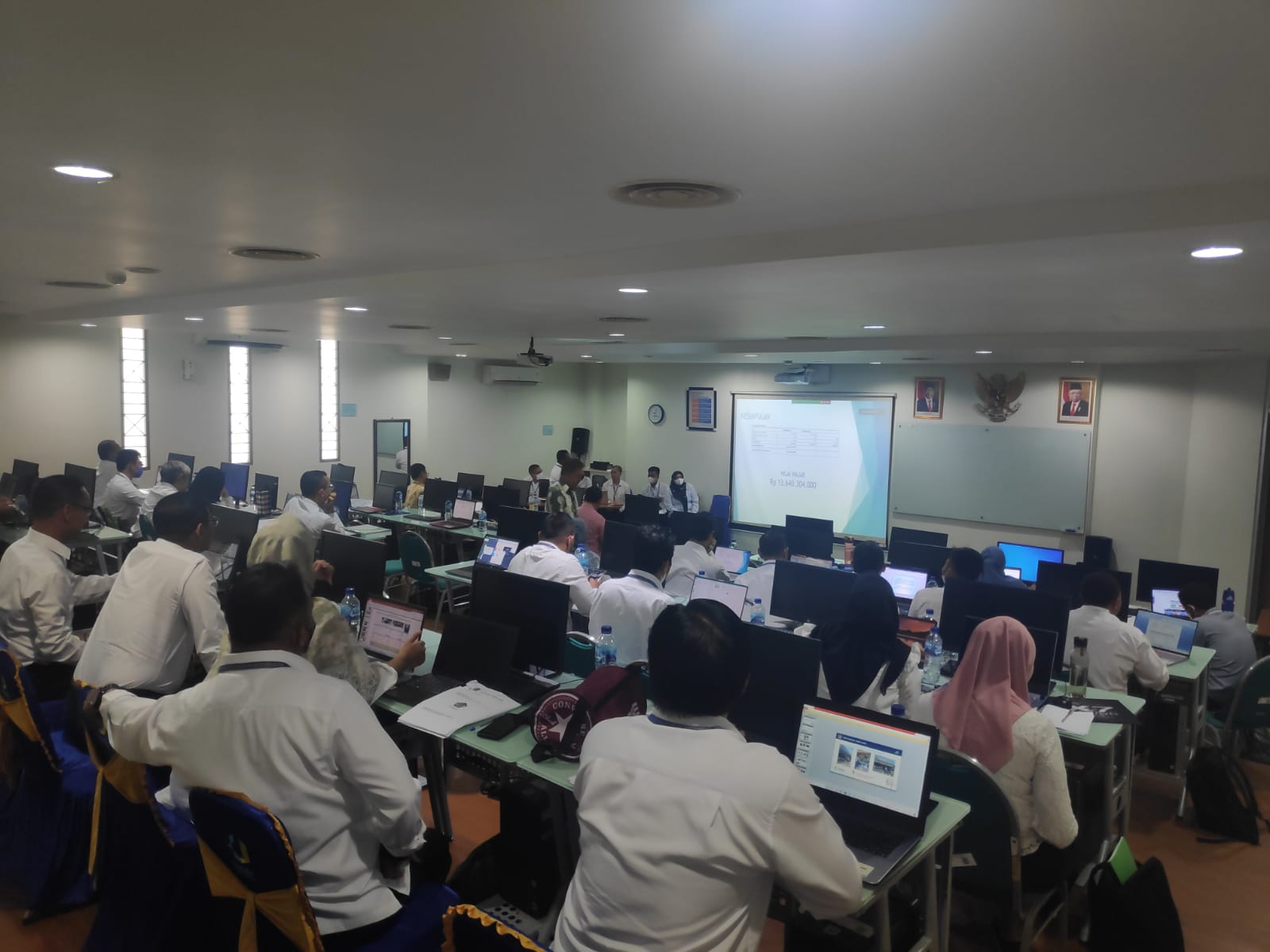 Menyelenggarakan Focus Group Discussion