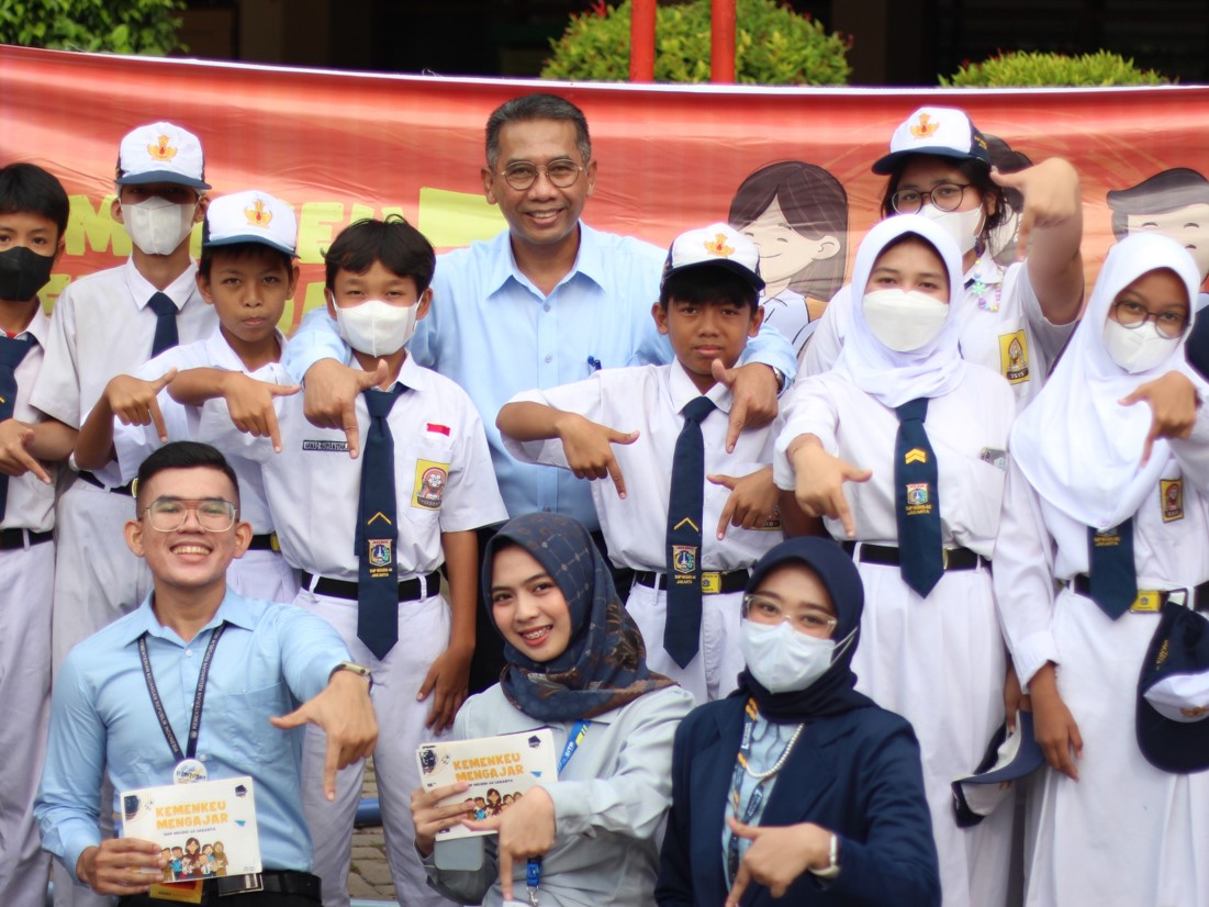 Kemenkeu Mengajar 7, Kepala BPPK Kenalkan APBN kepada Murid SMPN 40 Jakarta