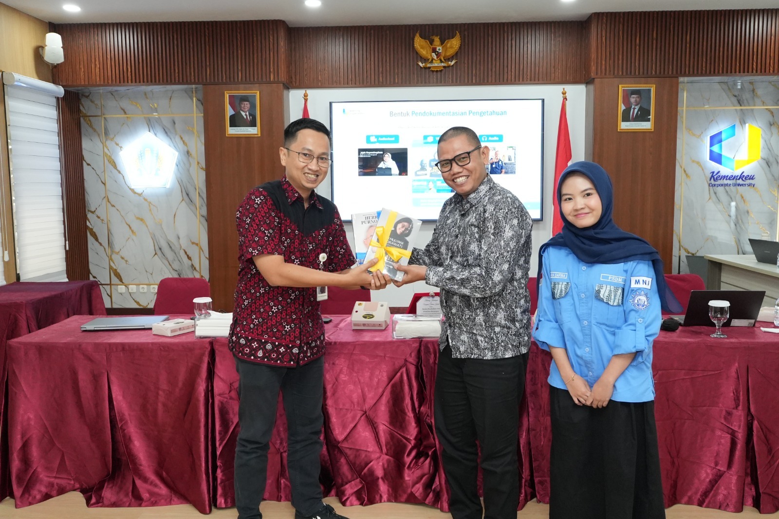 4._Penyerahan_Aset_Intelektual_Buku_Manajemen_Pengetahuan.jpeg